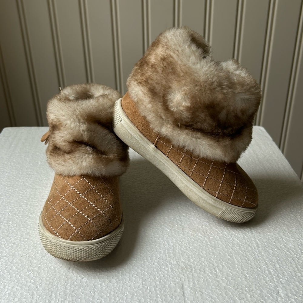 Sugar kids zip up Eskimo ankle faux suede bootie boot w/ faux fur size 6 beige